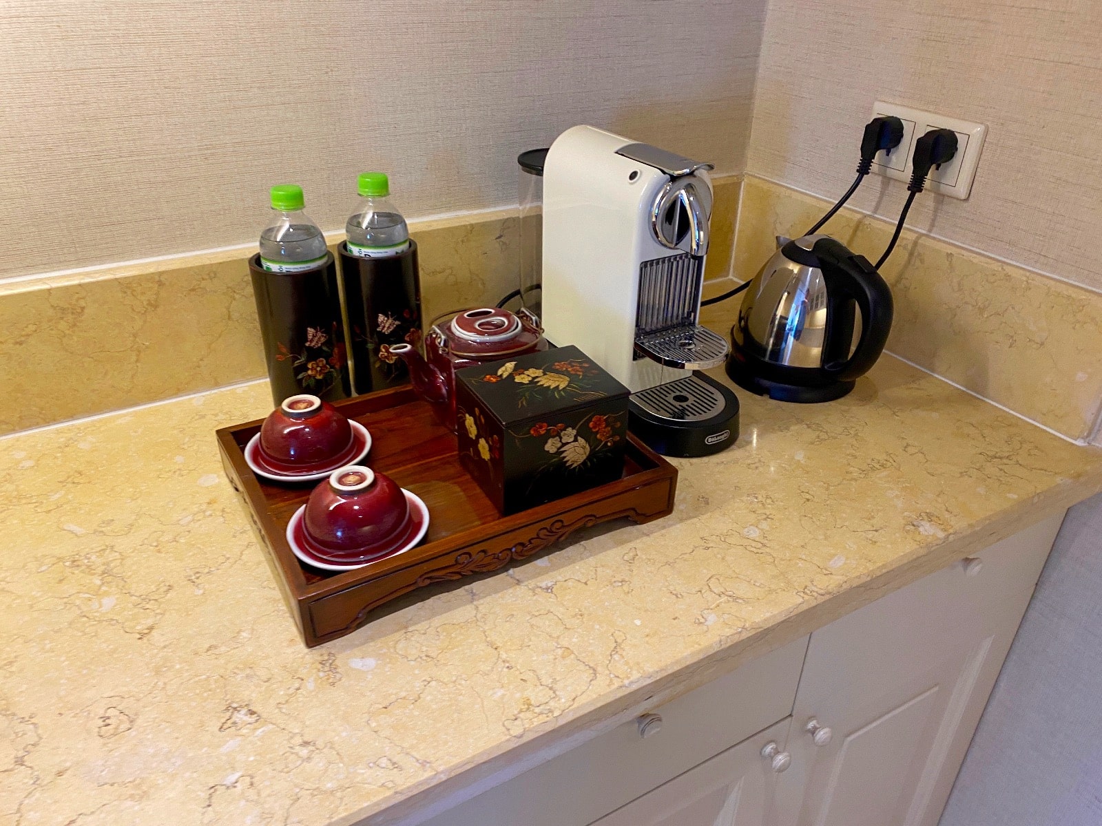 a coffee machine and cups on a counter